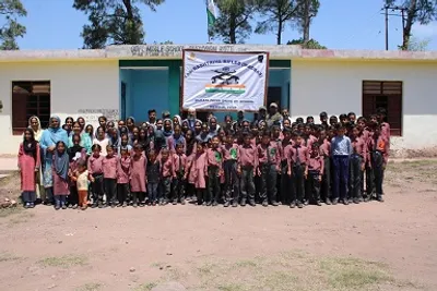 بھارتی فوج نے گورنمنٹ مڈل سکول دھنوان کوٹ، راجوری میں صفائی مہم کا اہتمام کیا
